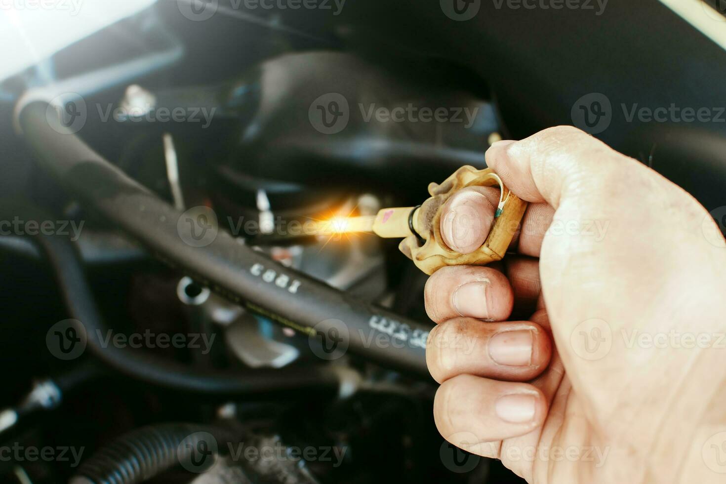 compartiment moteur sous le capot de la voiture en mettant l'accent sur la  jauge d'huile. contrôler, vérifier et changer le concept d'huile 15499028  Photo de stock chez Vecteezy