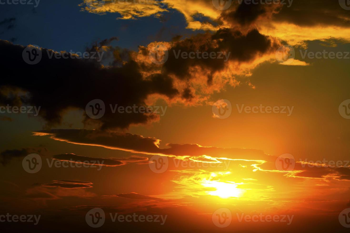 belles couleurs d'un coucher de soleil dans le ciel photo