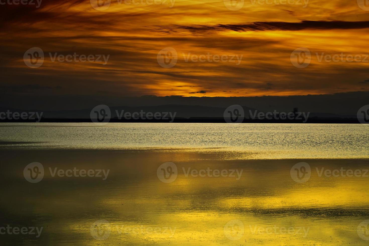 la mer et les nuages dans la lumière de l'après-midi photo