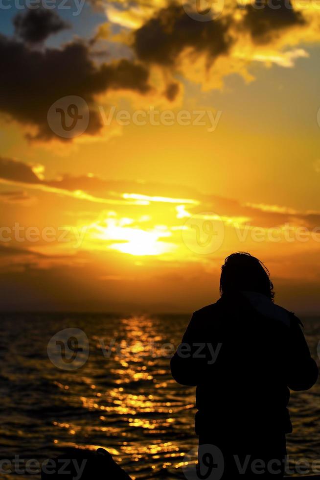 une silhouette d'homme et le coucher du soleil photo