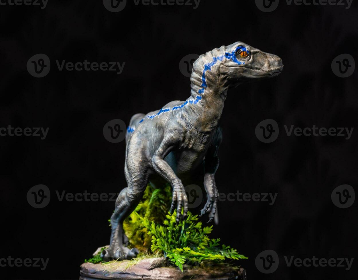 velociraptor dinosaure dans le foncé photo