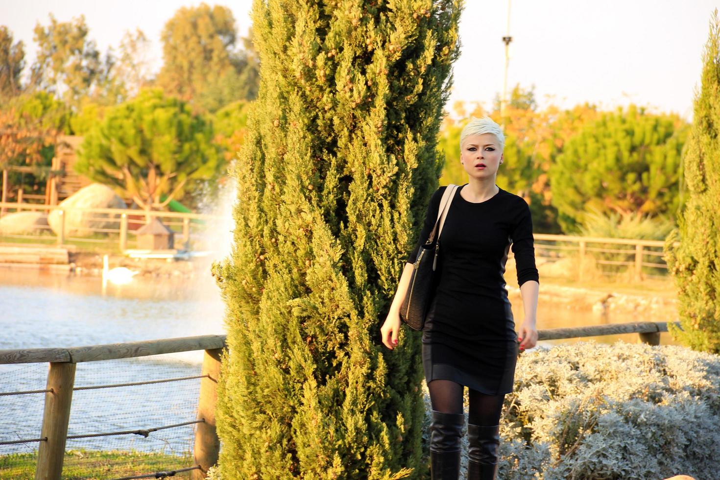 femme blonde dans le parc dans la nature verdoyante photo