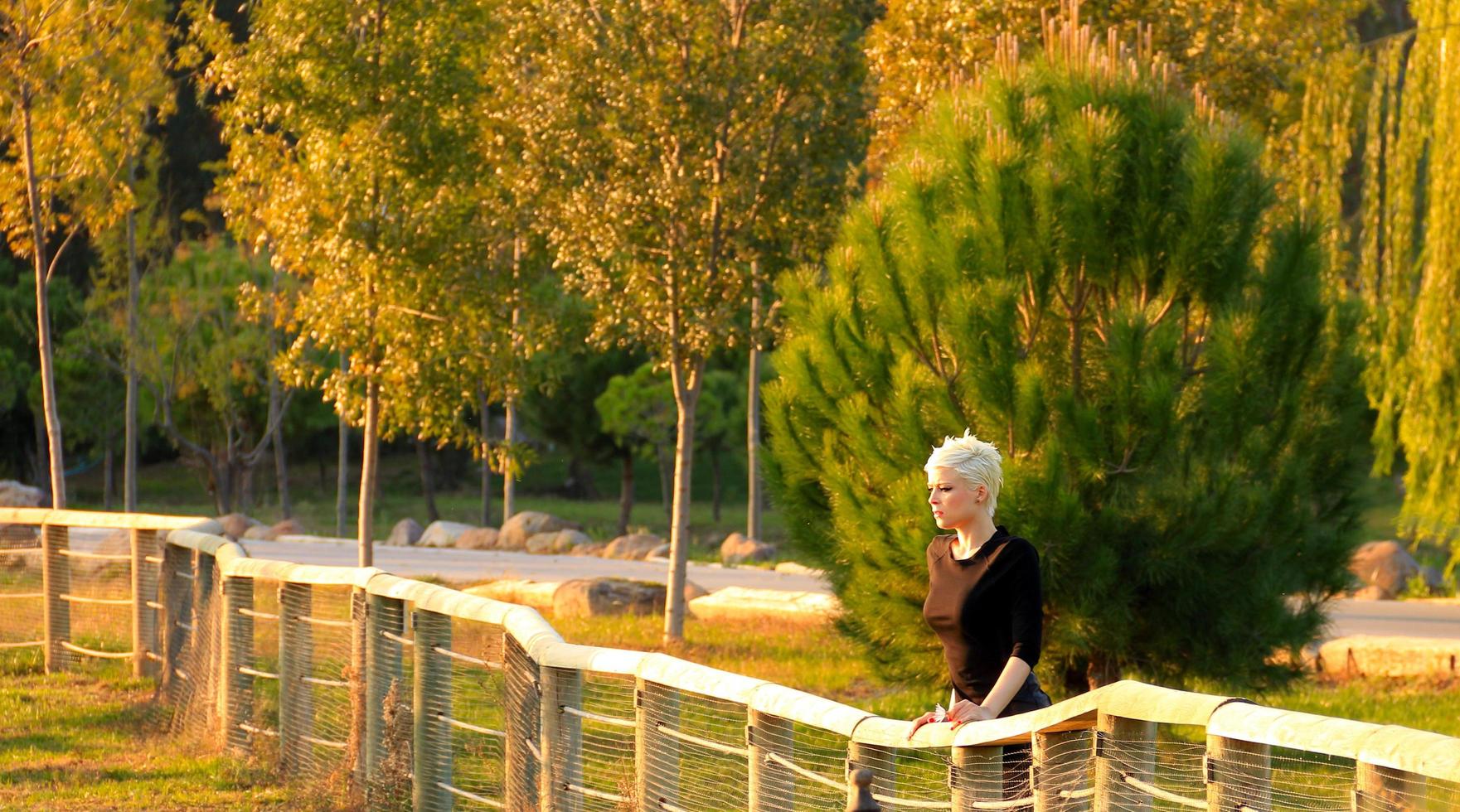 femme blonde dans le parc dans la nature verdoyante photo