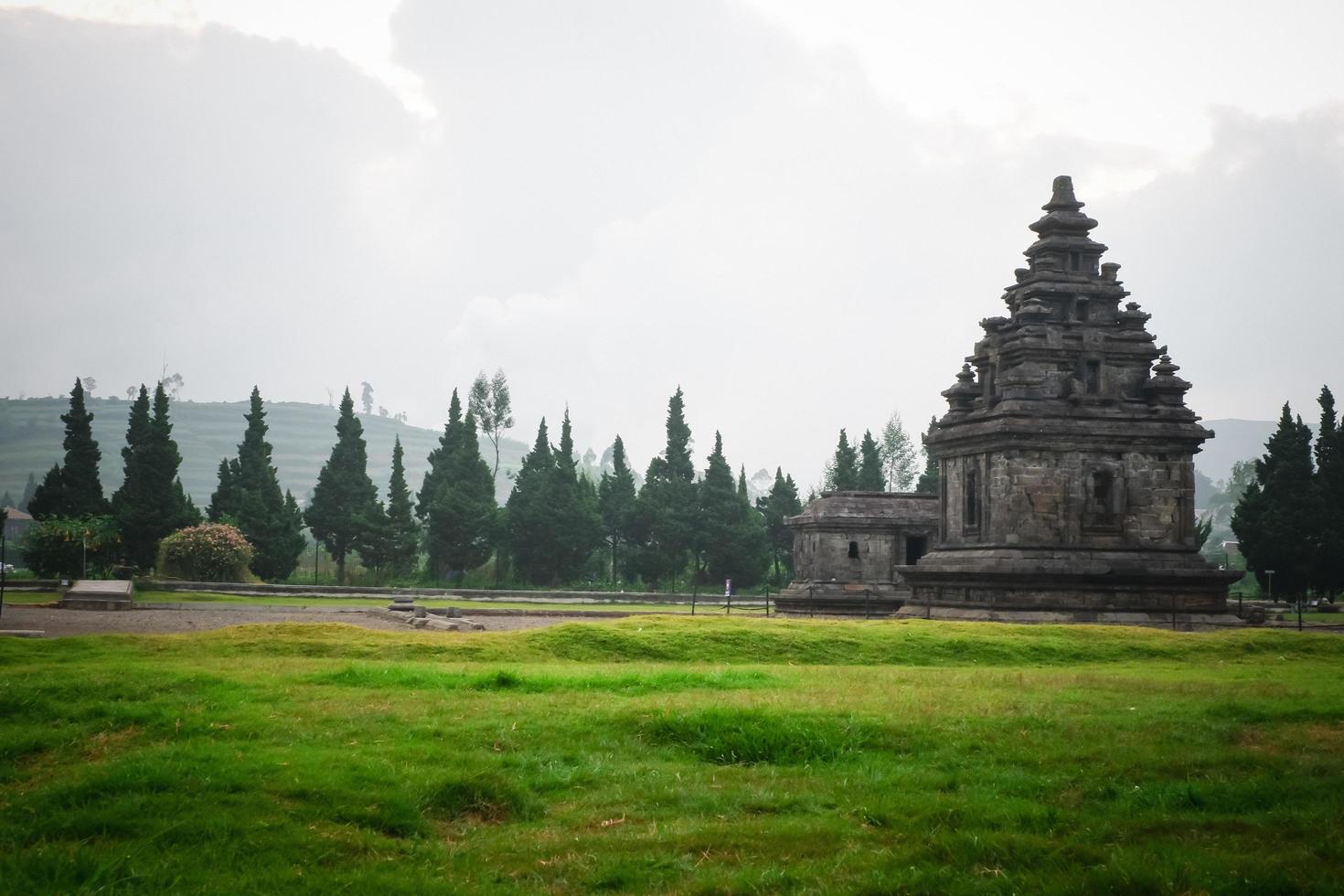 belle vue sur les temples arjuna et semar dans le temple dieng photo