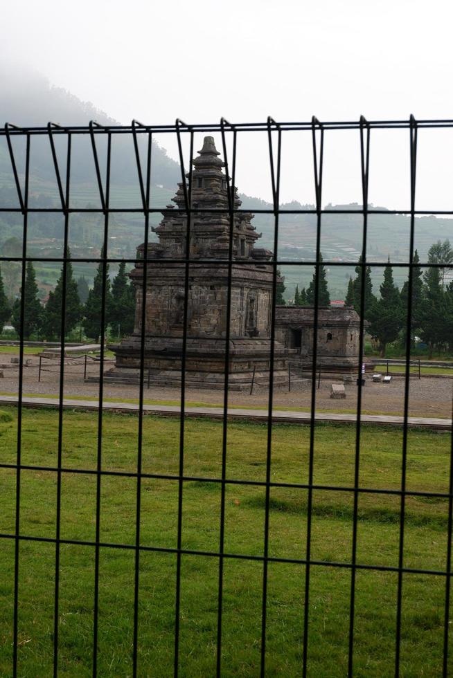 temples arjuna et semar derrière une porte en métal noir photo