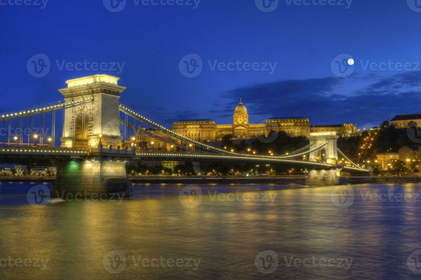 chaîne pont, Royal palais et Danube rivière dans Budapest, Hongrie, hdr photo