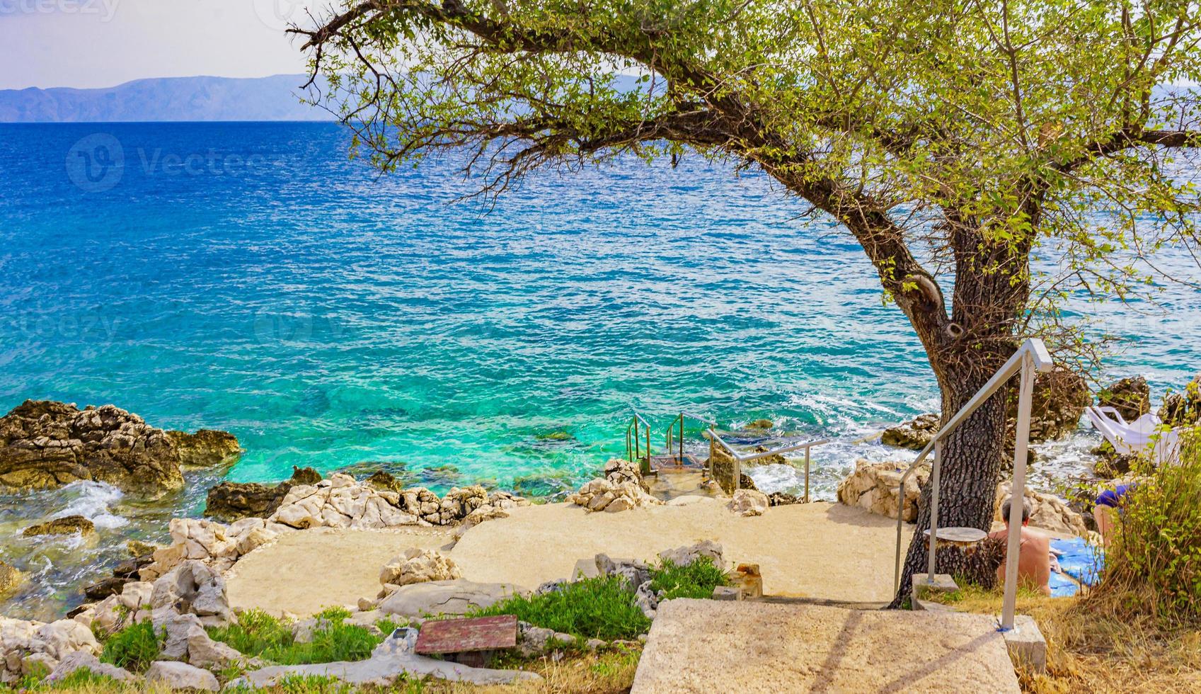 beau paysage à novi vinodolski croatie derrière un arbre. photo