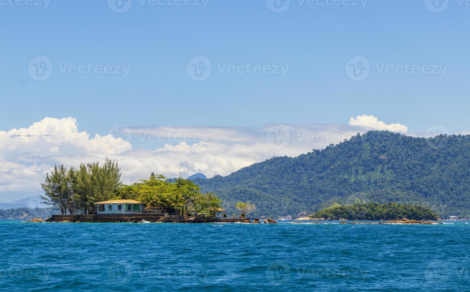 panorama des îles tropicales ilha grande angra dos reis brésil. photo