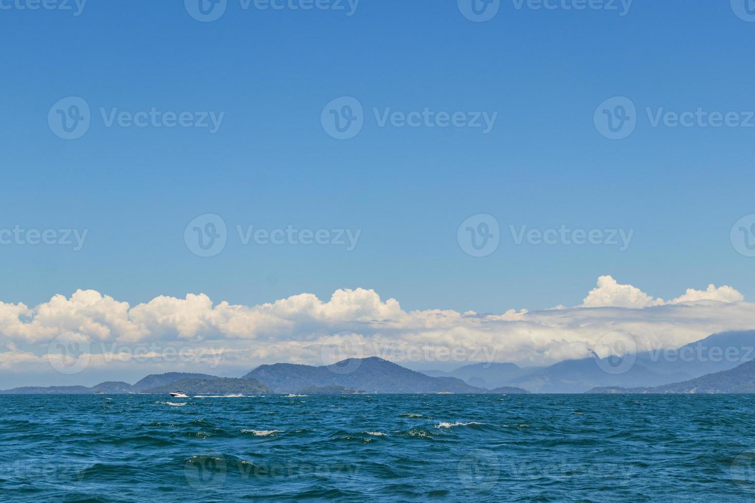 panorama des îles tropicales ilha grande angra dos reis brésil. photo