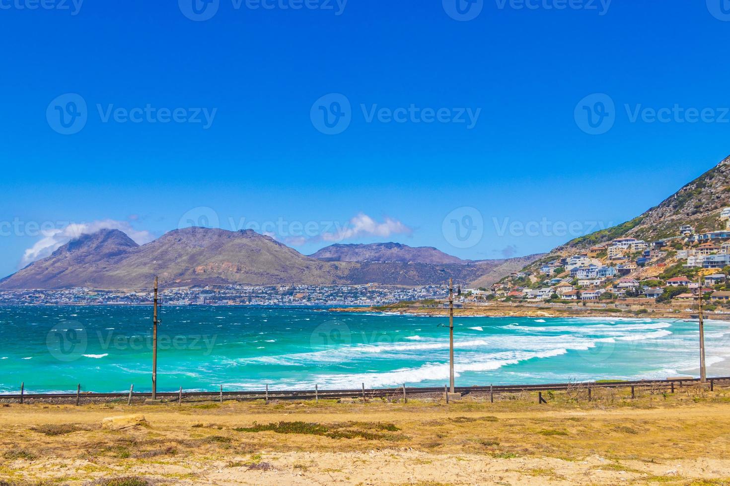 paysage côtier de false bay à simons town, près du cap en afrique du sud photo