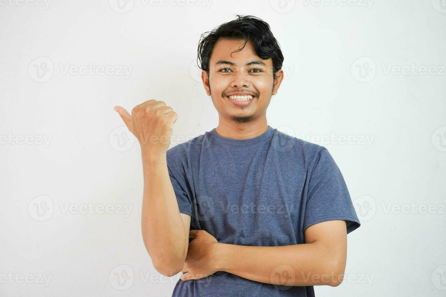 portrait de attrayant heureux de bonne humeur asiatique homme démontrant un d copie espace avec tenue décontractée isolé plus de blanc Couleur Contexte photo