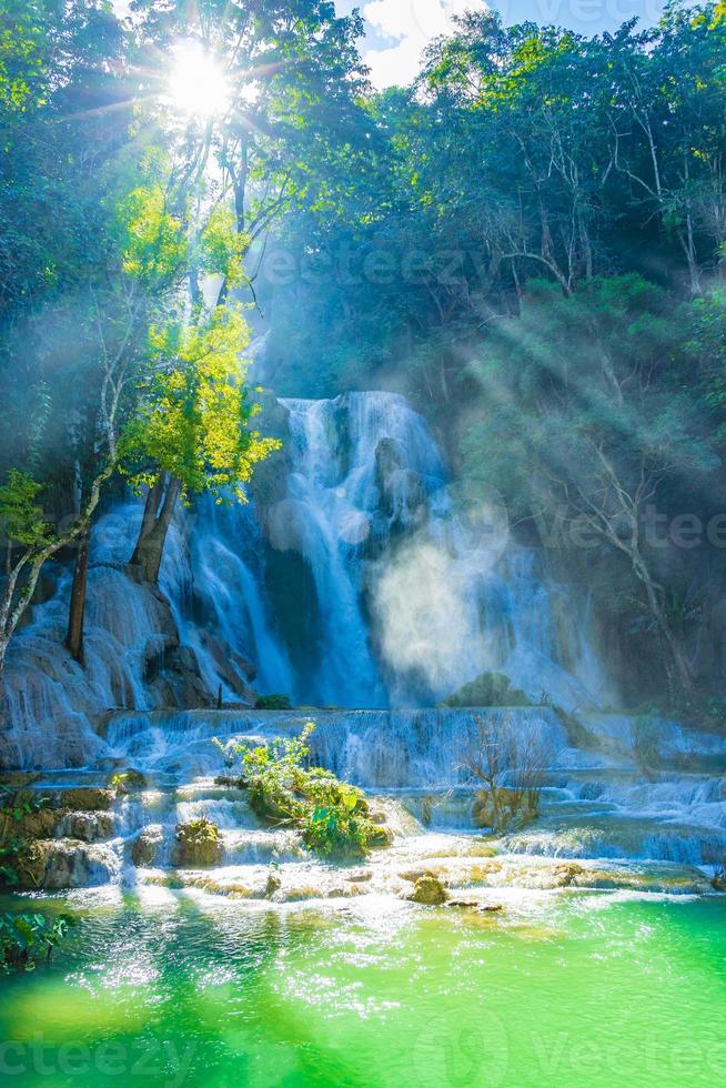 Cascade de Kuang Si à Luang Prabang, Laos photo