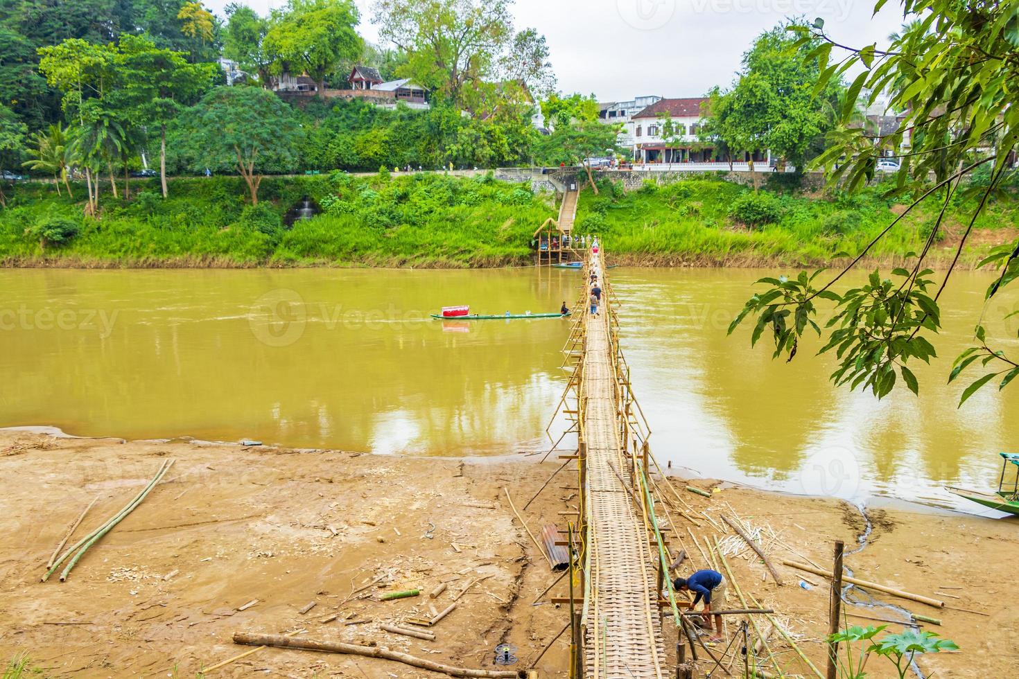 Pont de bambou sur le fleuve Mékong à Luang Prabang, Laos, 2018 photo