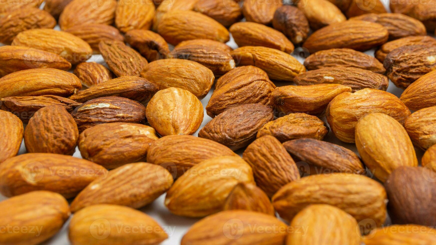 amandes sur blanc Contexte. brut pelé amande des noisettes texture photo