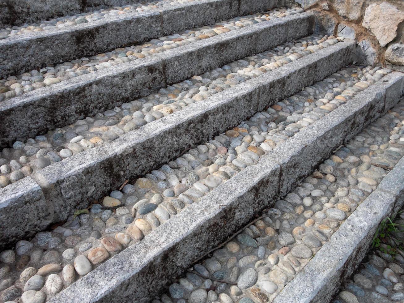 escalier construit avec des pierres rondes avec des dalles de pierre autour du bord photo