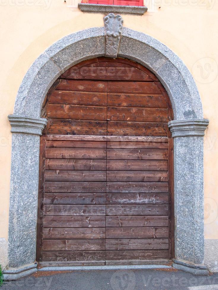 vieille porte gothique en bois avec une arche en pierre photo