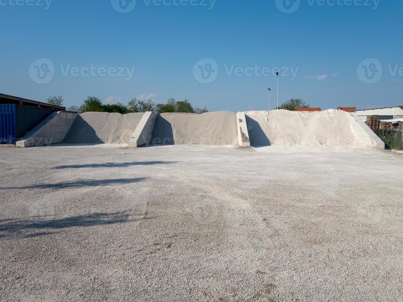 trois types de sable à l'usine qui produit le béton photo