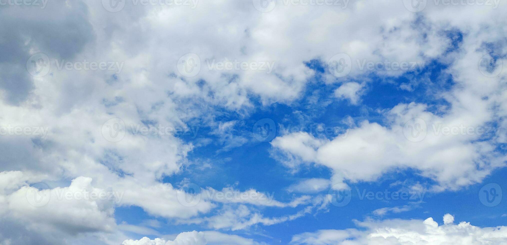 bleu ciel et blanc nuage clair été voir, une grand blanc nuage est dans le ciel, une bleu ciel avec des nuages et certains blanc des nuages photo