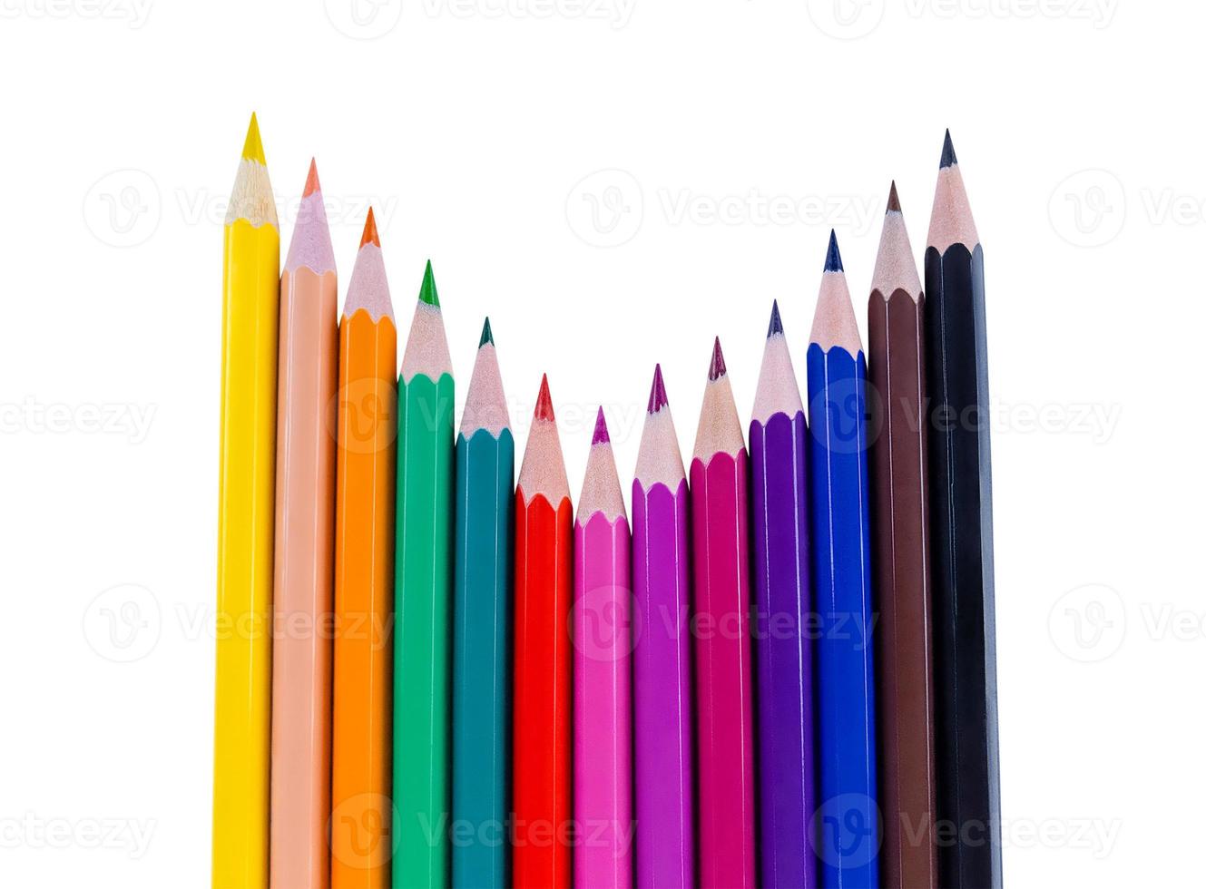 Crayons de couleur avec disposition courbe isolé sur fond blanc photo