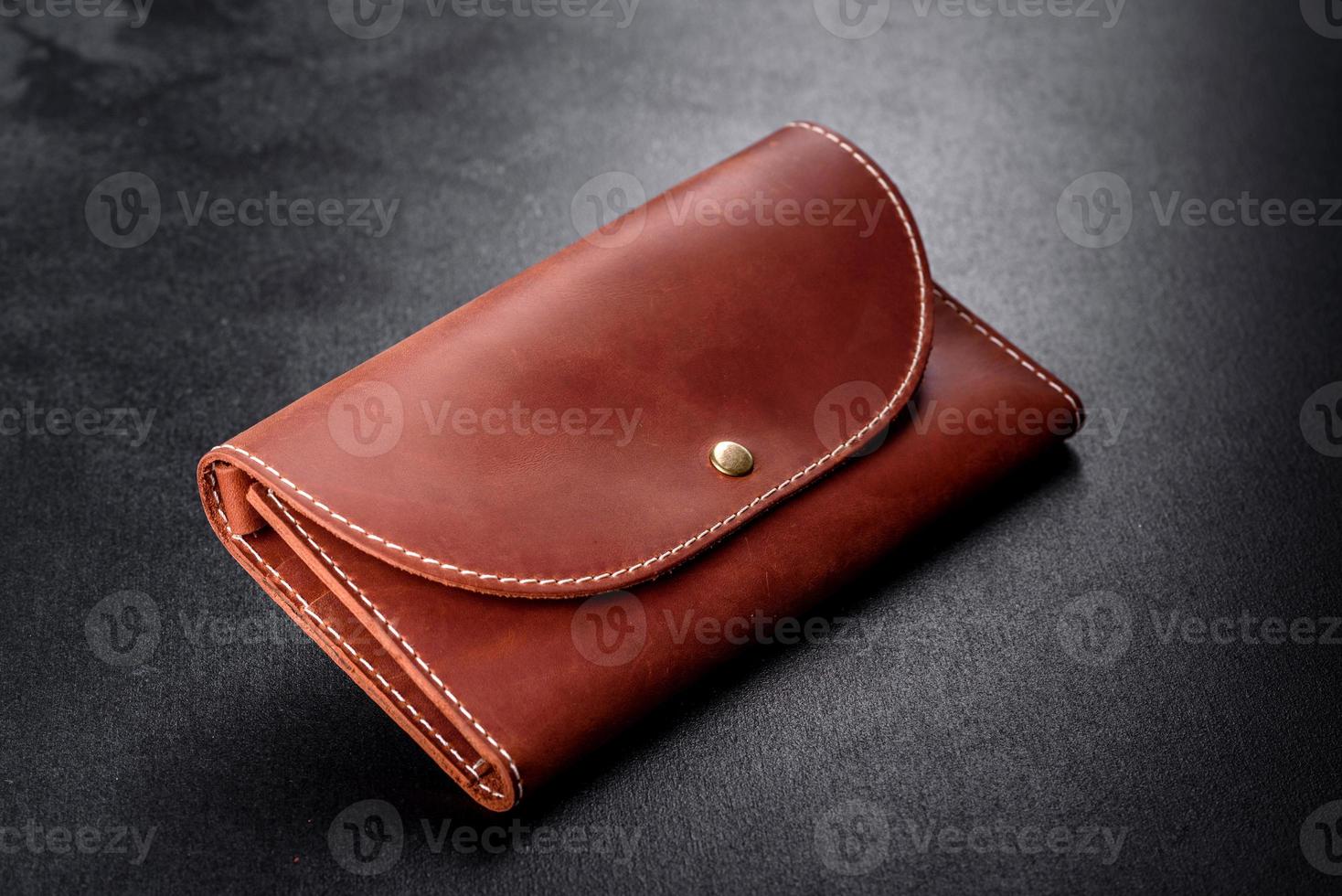 beau sac à main en cuir marron fait de cuir pour stocker du papier-monnaie photo