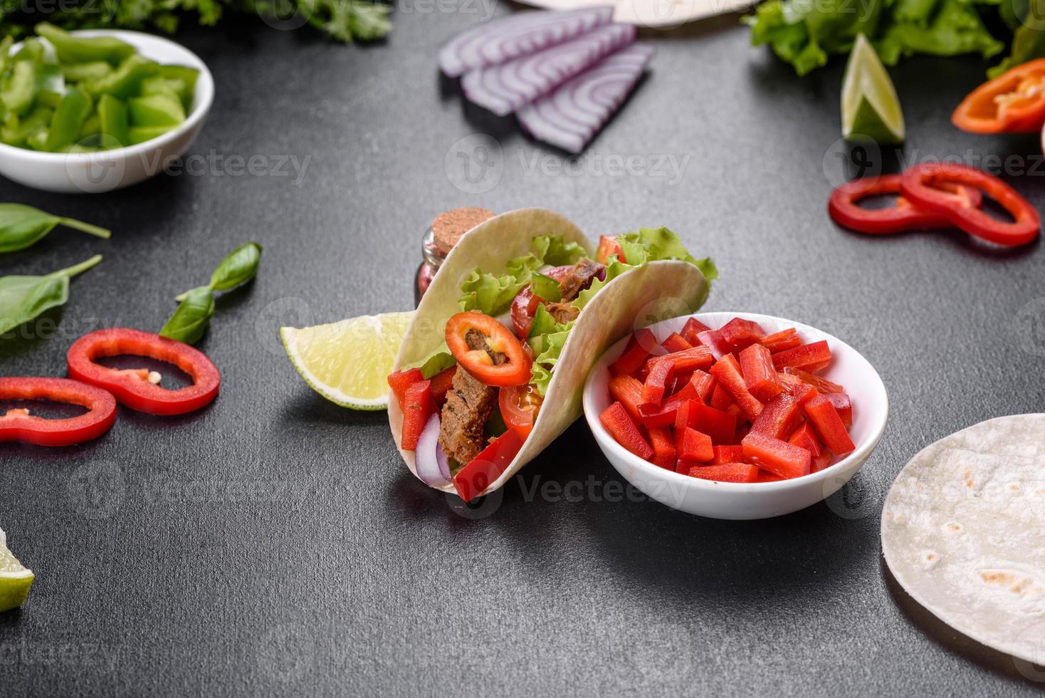 tacos mexicains avec boeuf, tomates, avocat, oignon et sauce salsa photo