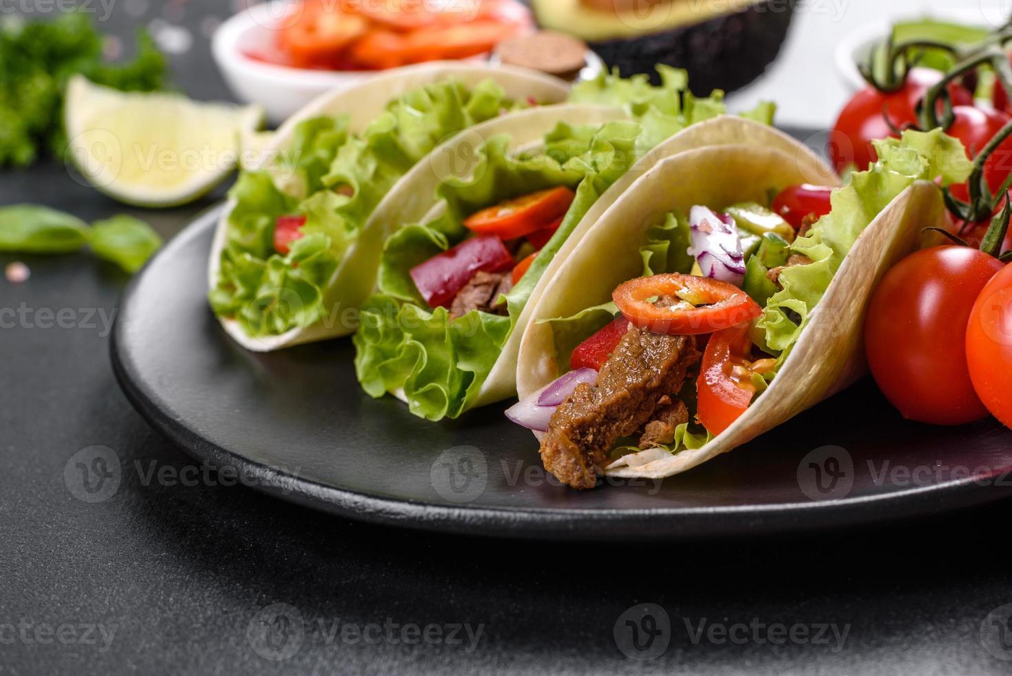 tacos mexicains avec boeuf, tomates, avocat, oignon et sauce salsa photo