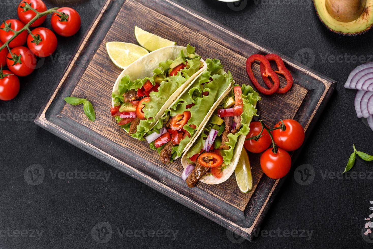 tacos mexicains avec boeuf, tomates, avocat, oignon et sauce salsa photo