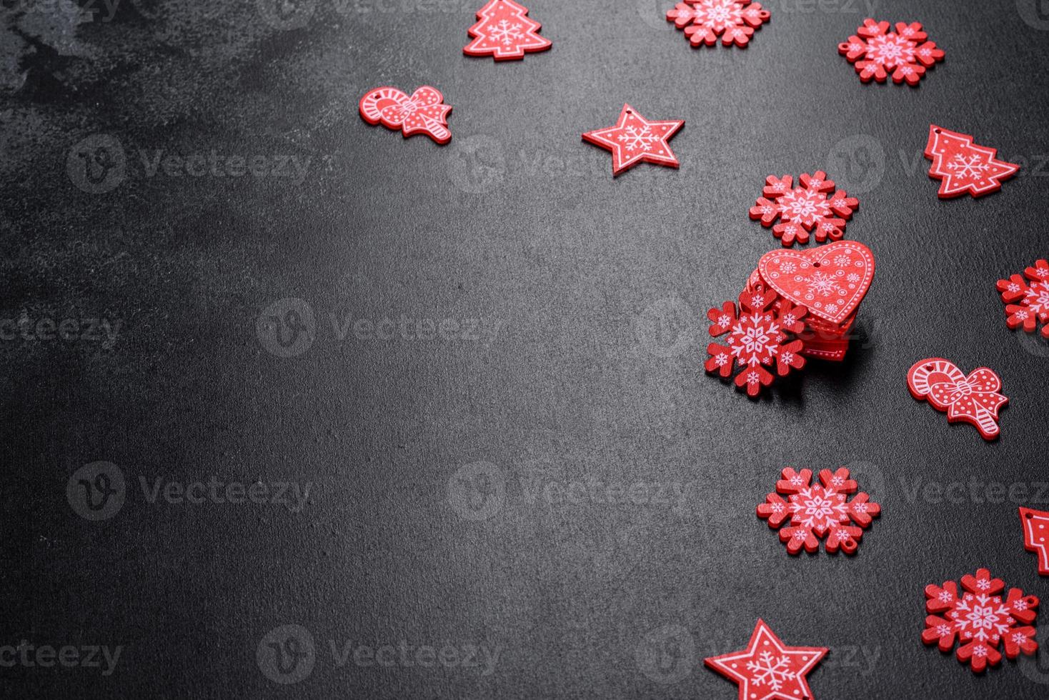 éléments rouges et blancs qui sont utilisés pour décorer le sapin de noël photo