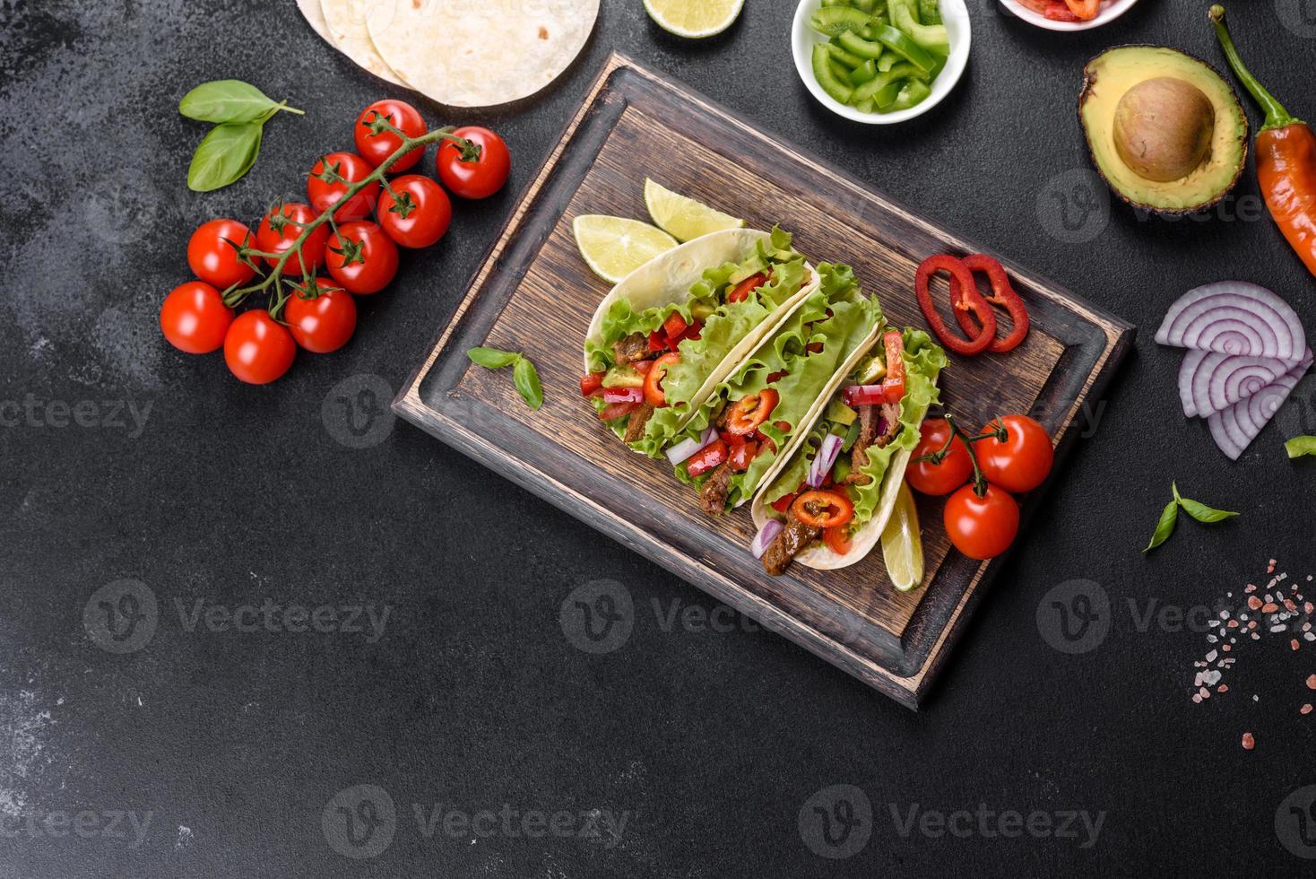 tacos mexicains avec boeuf, tomates, avocat, oignon et sauce salsa photo