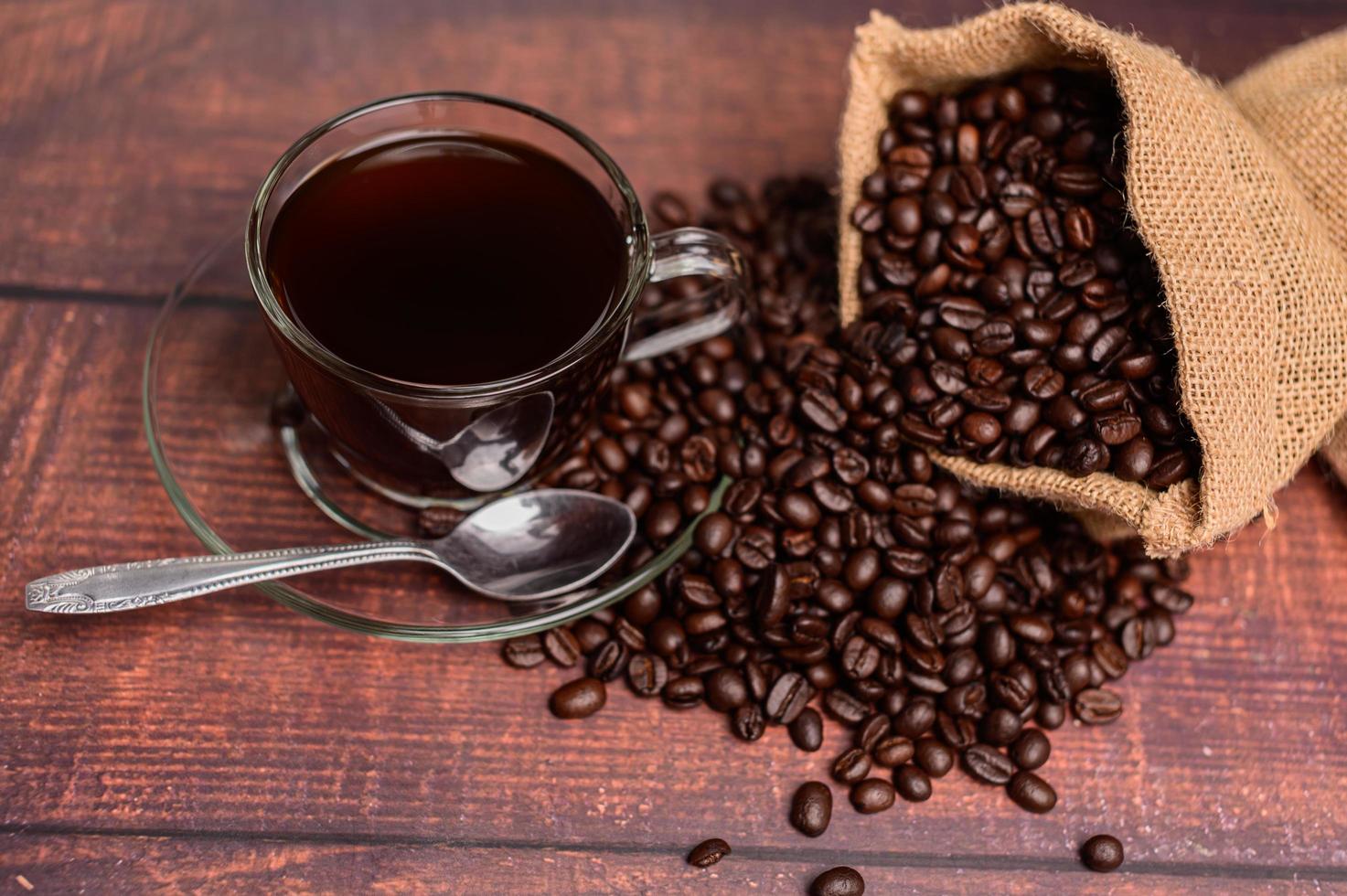 les tasses à café et les grains de café fournissent de l'énergie photo