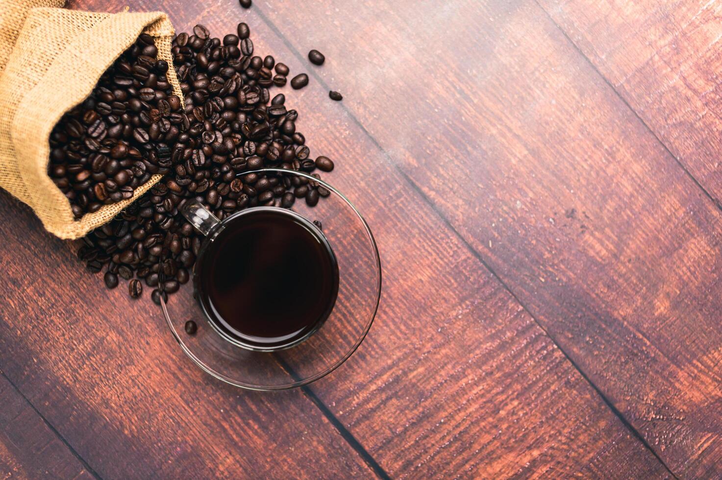 les tasses à café et les grains de café fournissent de l'énergie photo