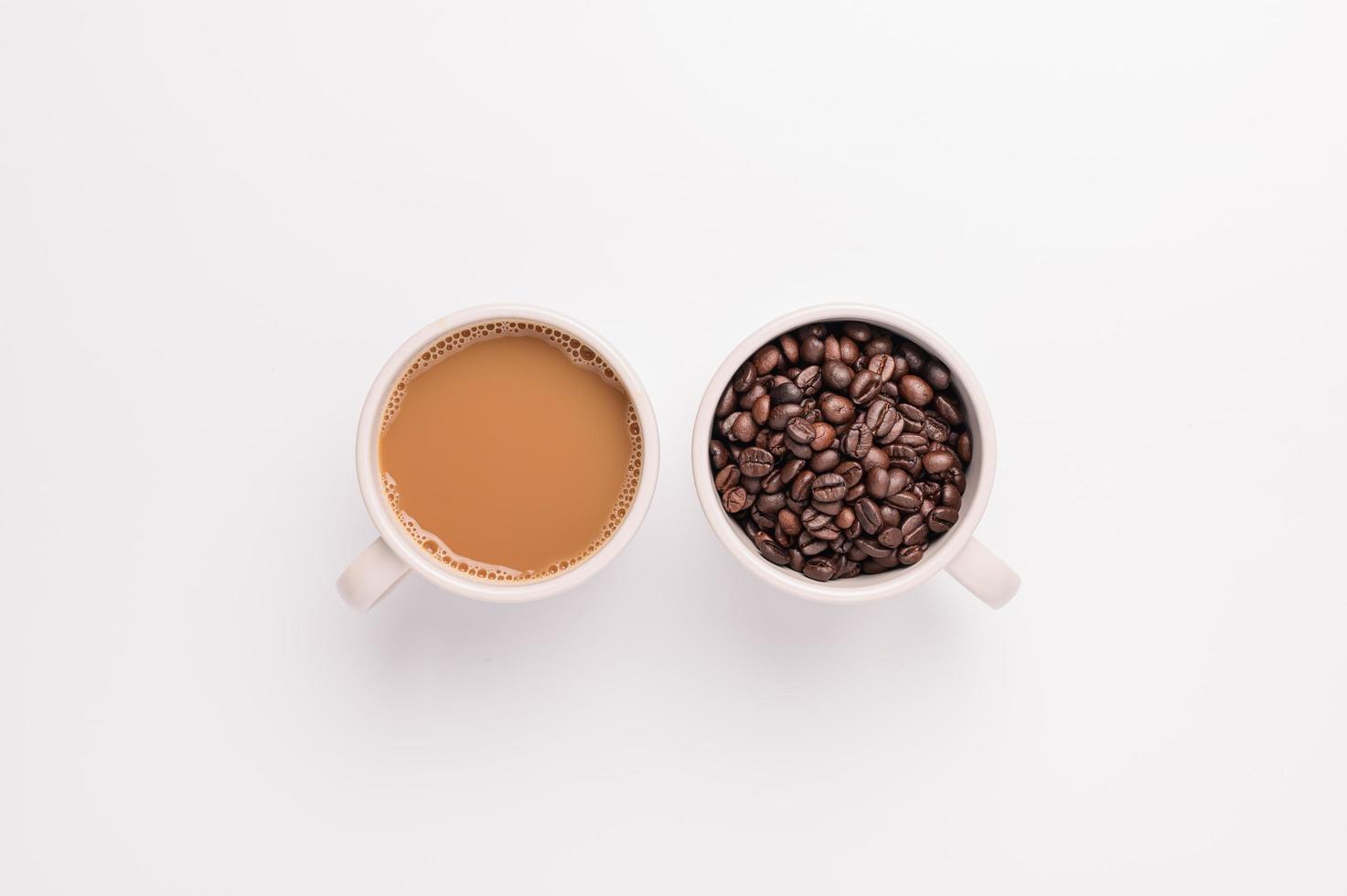 tasse à café, grains de café, scène de fond blanc photo