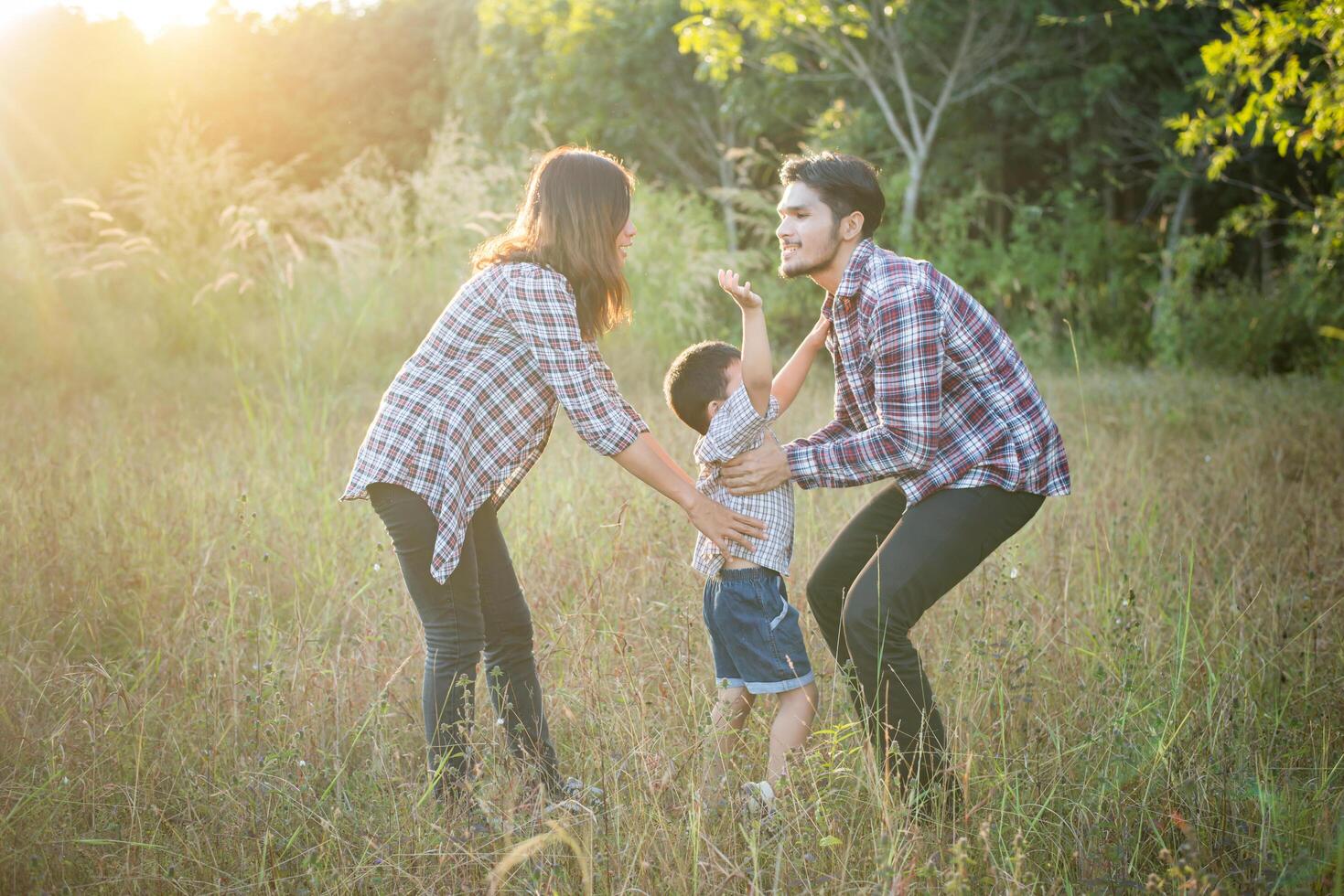 jeune famille heureuse passant du temps ensemble à l'extérieur. concept d'amour familial photo