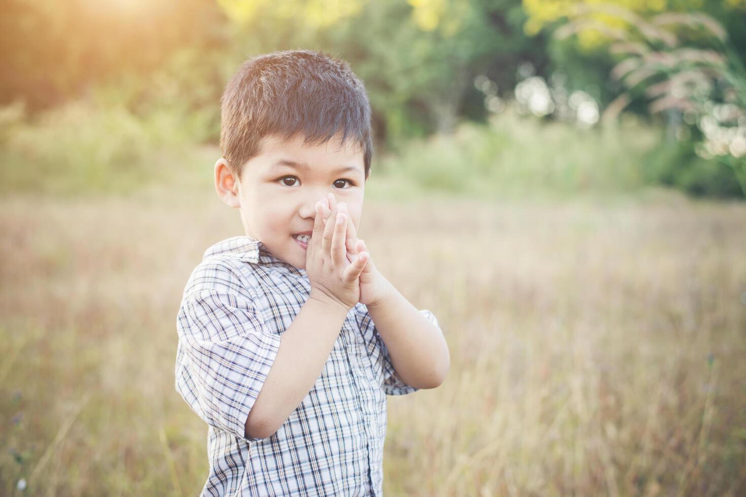 heureux petit garçon asiatique jouant à l'extérieur. mignon asiatique. garçon sur le terrain. photo