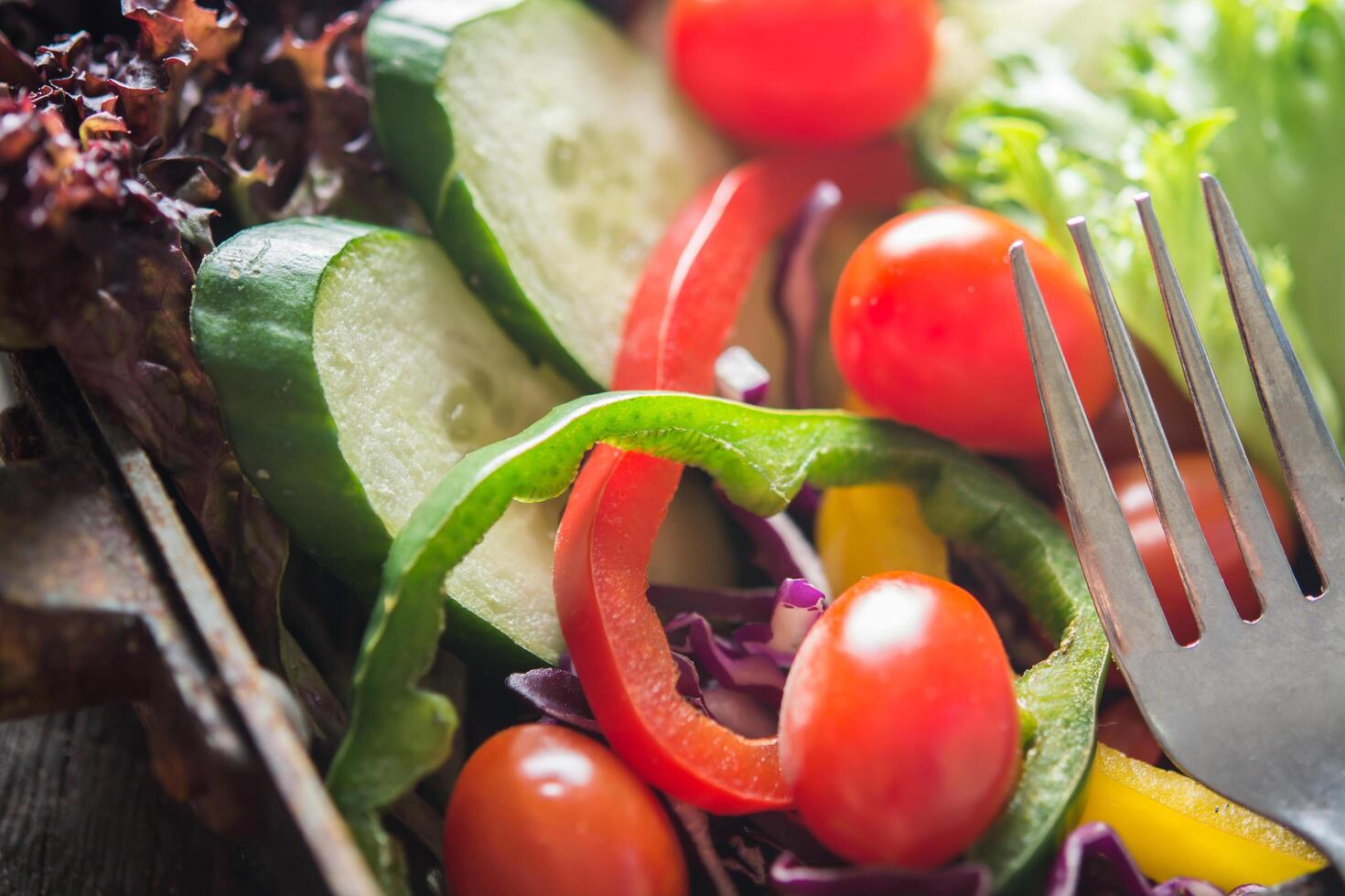 gros plan salade fraîche, tomate, concombre, poivron photo