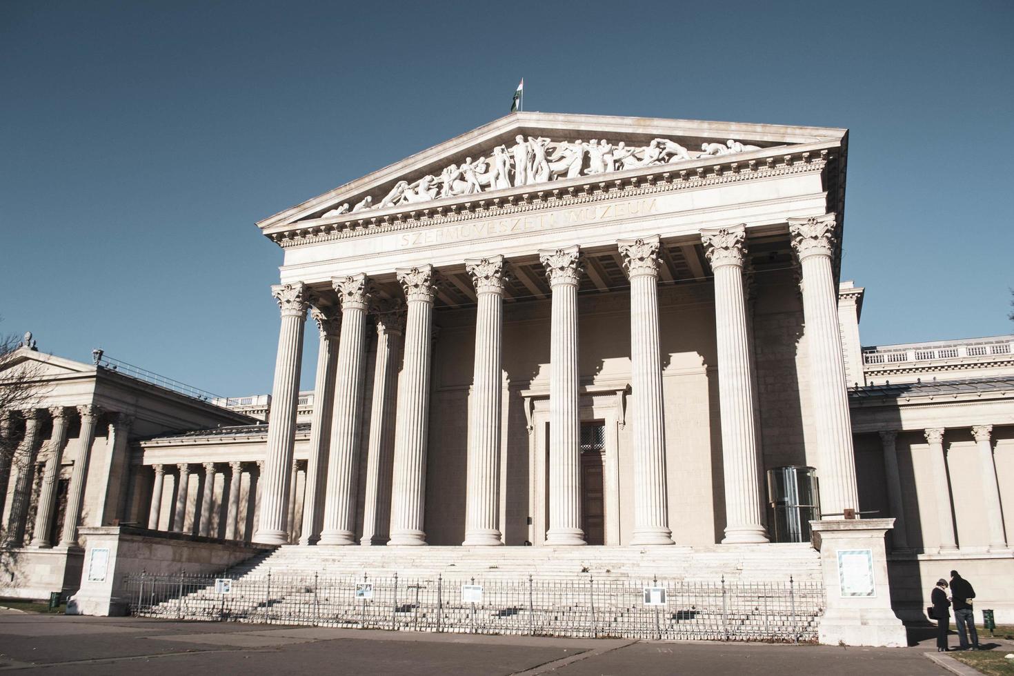 musée des beaux-arts sur la place des héros à budapest, hongrie photo