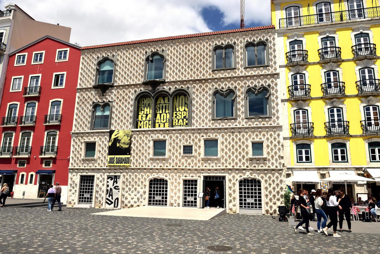 Lisbonne, Portugal - 26 avril 2019, carreaux muraux en forme de pyramide sur cette façade de bâtiment photo