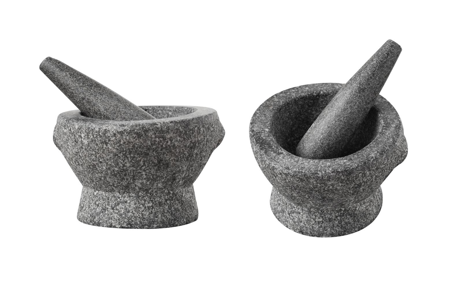 mortier et pilon en pierre asiatique pour la cuisson de la pâte de curry sur blanc photo
