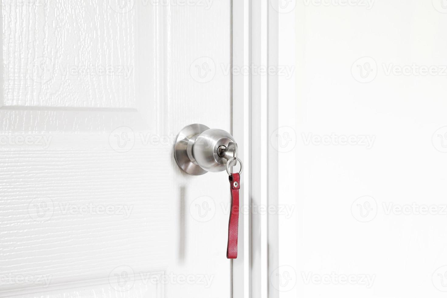 installation d'un bouton de verrouillage avec clé à la porte à l'intérieur de la maison photo