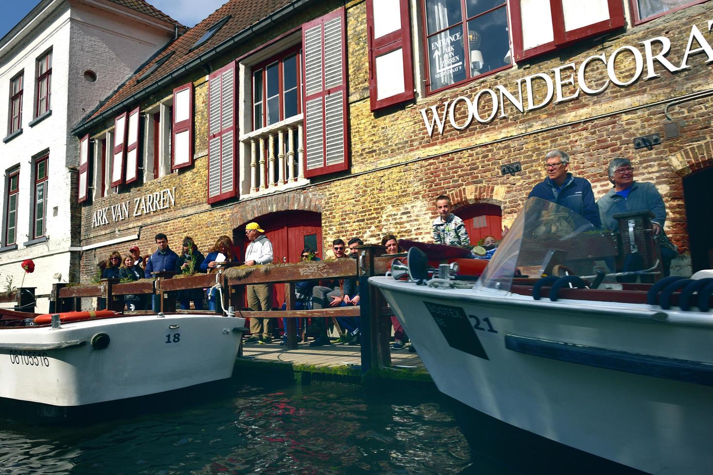 bruges, belgique - 29 avril 19, touristes en attente de faire une excursion en bateau sur le canal photo