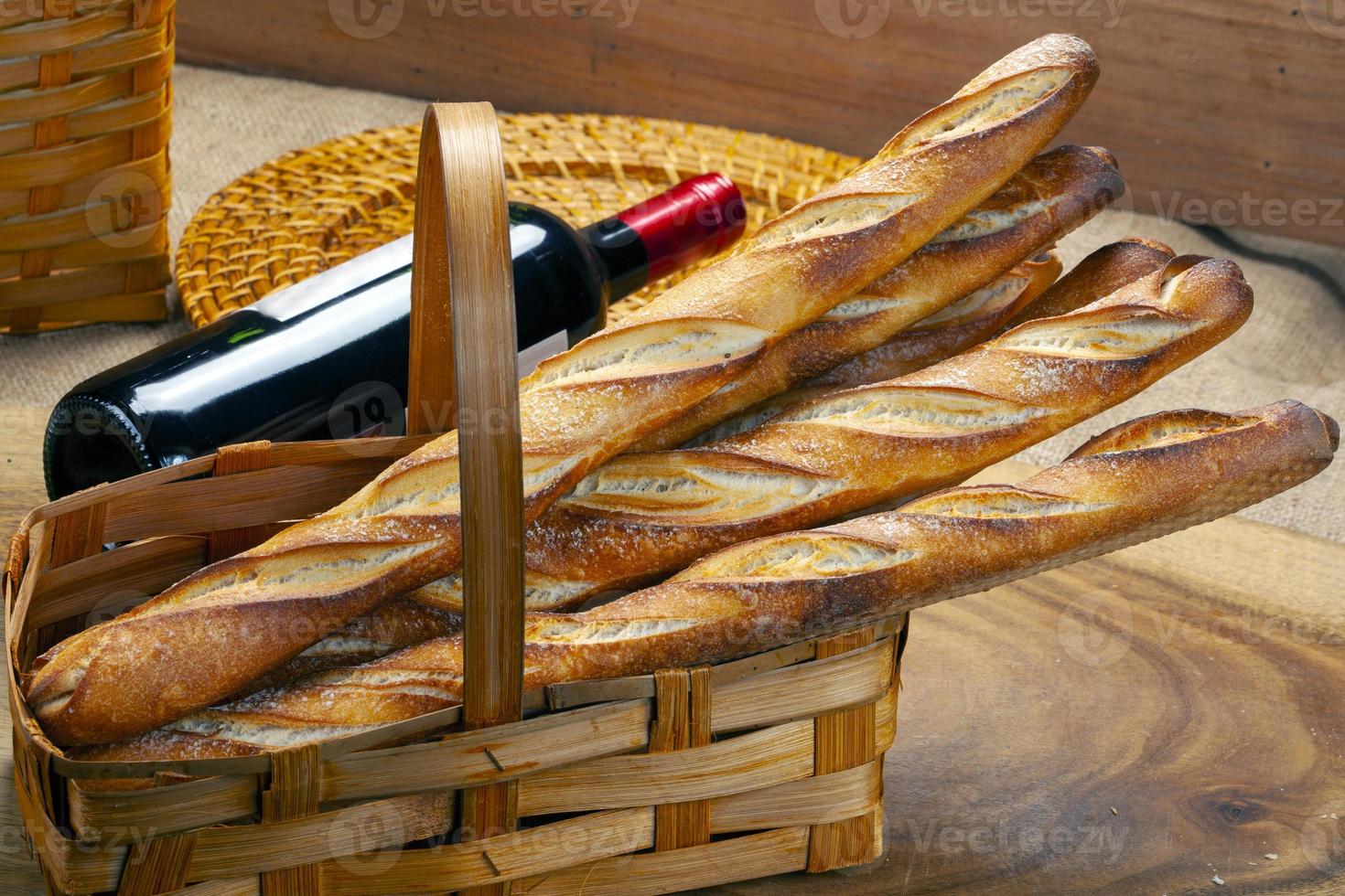 corbeille de pain cuit au four à bois photo