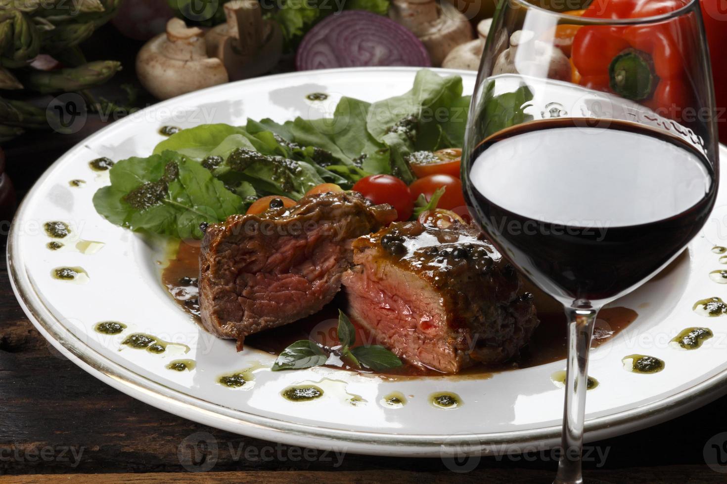 filet mignon et vin rouge photo