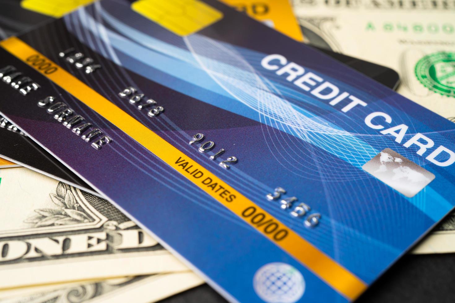 carte de crédit sur un billet en dollars américains. photo