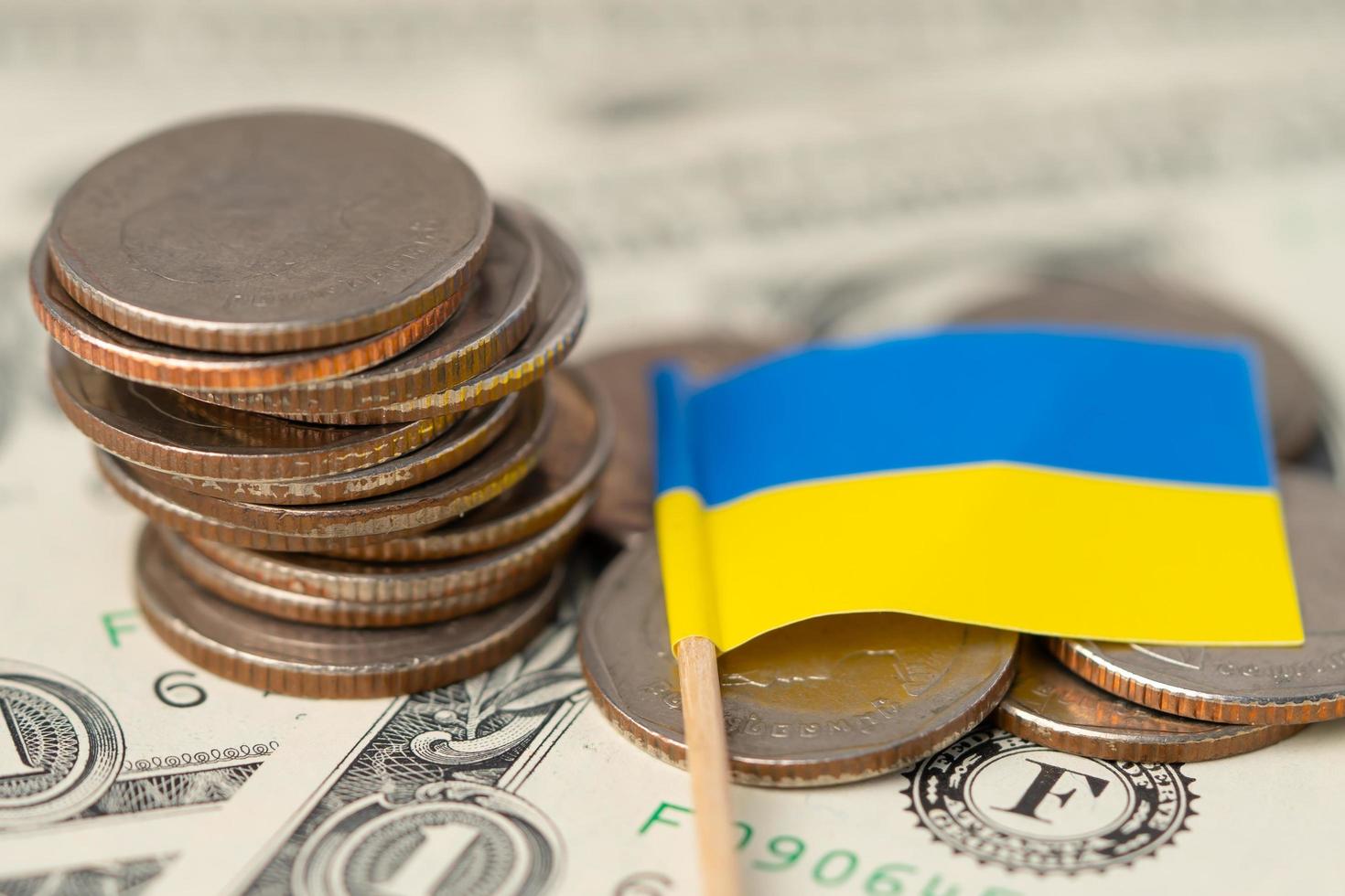 drapeau de l'ukraine sur fond de pièces de monnaie, concept commercial et financier. photo