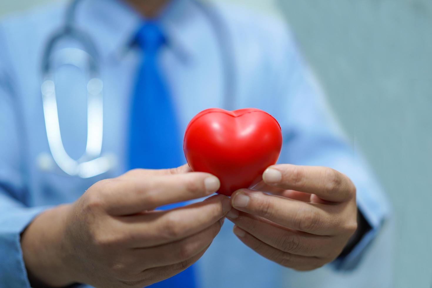 médecin tenant un coeur rouge à l'hôpital. photo