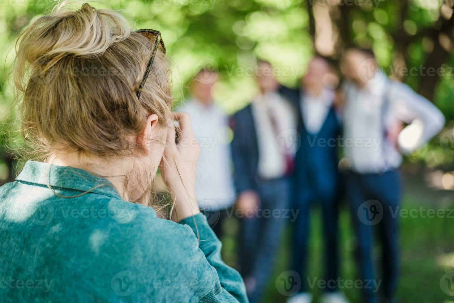 le mariage photographe photographies le invités de le la mariée et jeune marié dans la nature photo