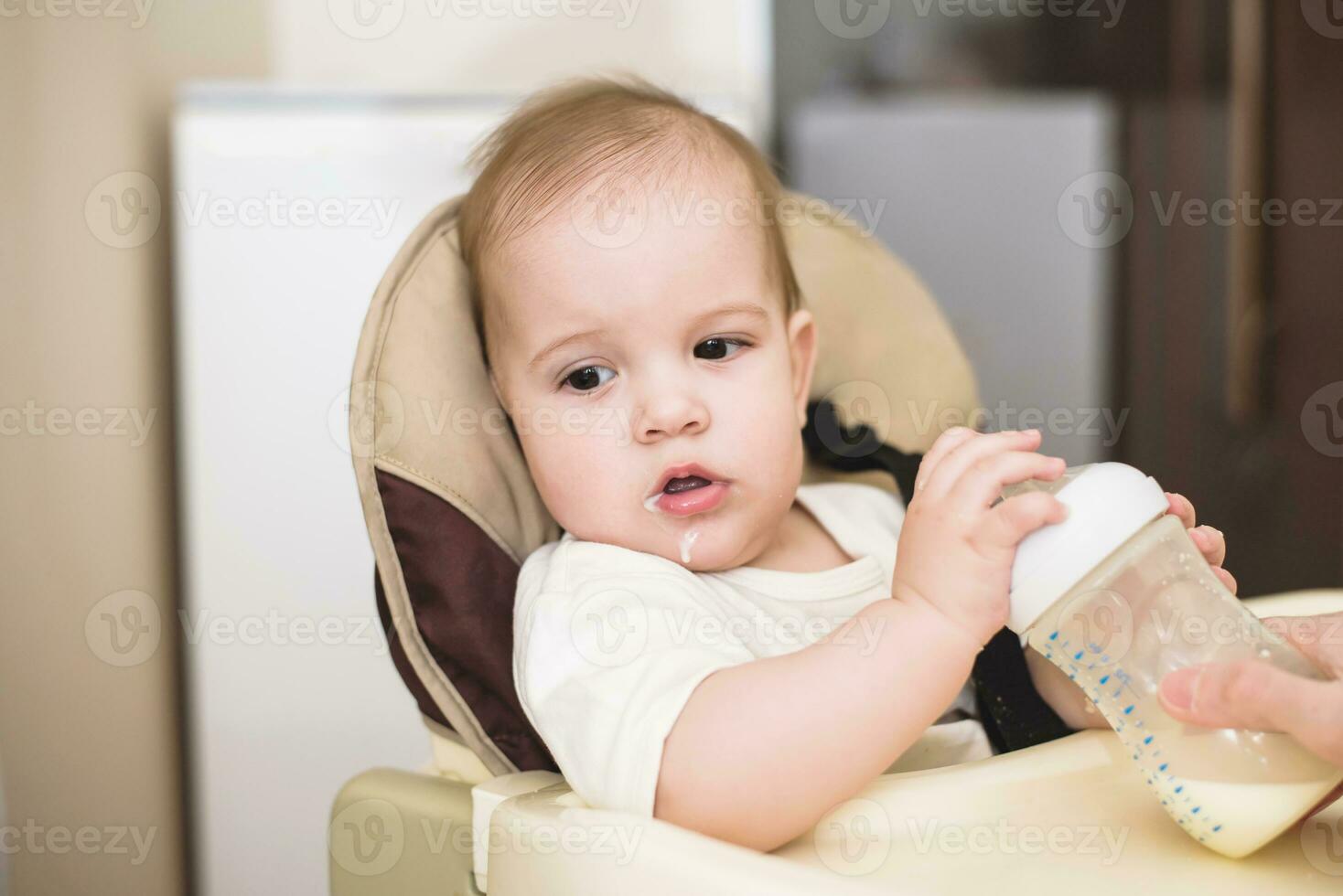 mère alimente bébé de une bouteille de Lait photo