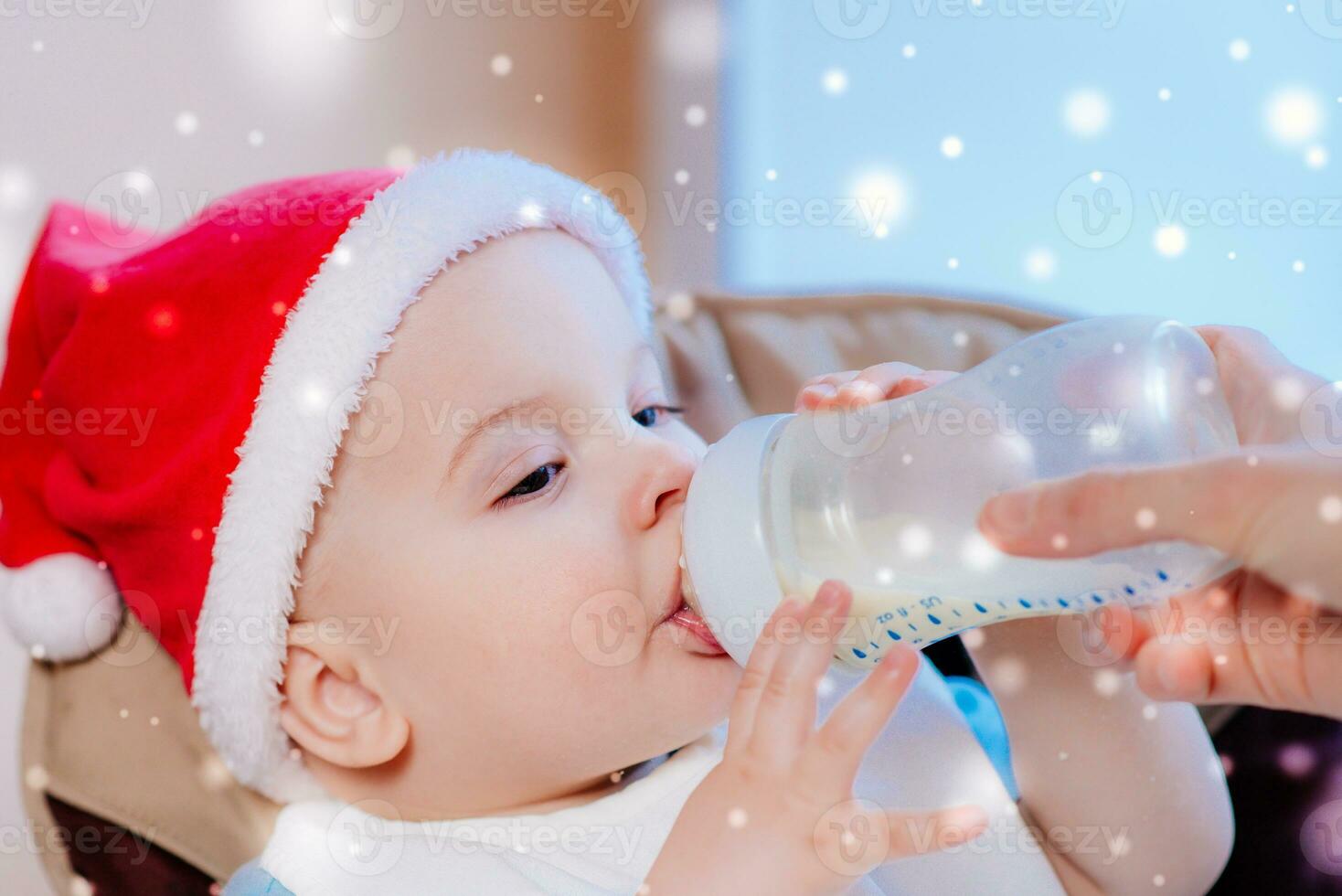 maman alimente le bébé dont Nouveau année chapeau photo