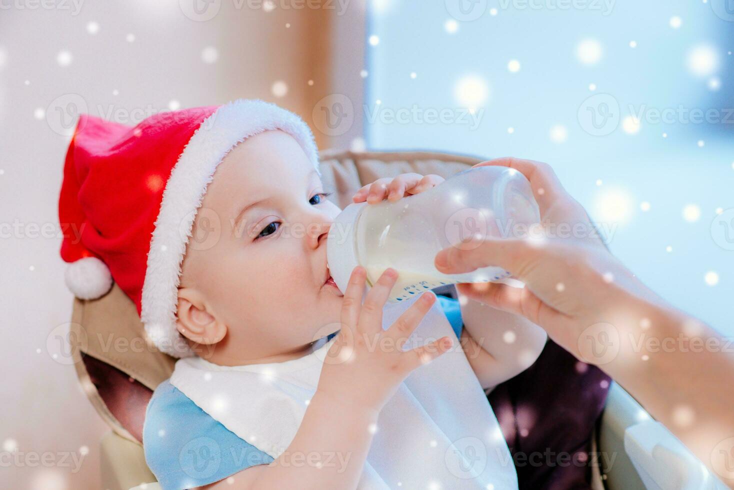 maman alimente le bébé dont Nouveau année chapeau photo