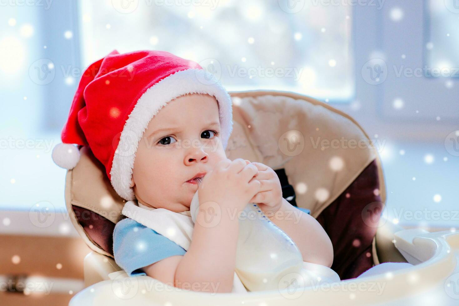 maman alimente le bébé dont Nouveau année chapeau photo